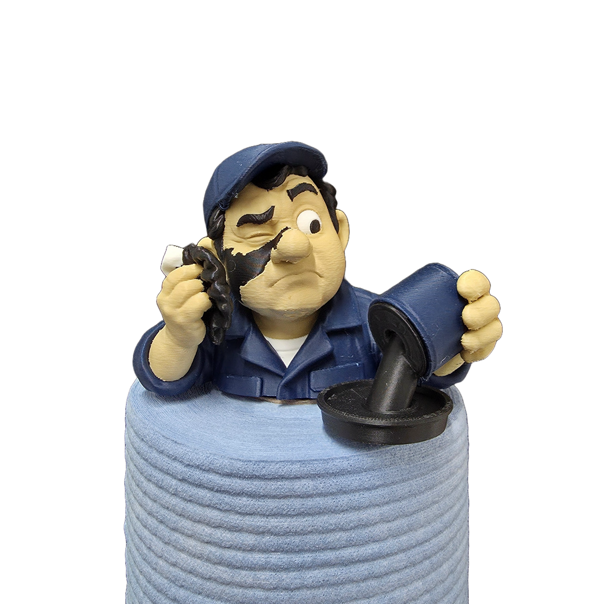 Compagnon du Rouleau Mécaniciens, figurine décorative sur un rouleau d’essuie-tout bleu.