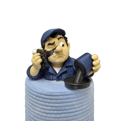 Compagnon du Rouleau Mécaniciens, figurine décorative sur un rouleau d’essuie-tout bleu.